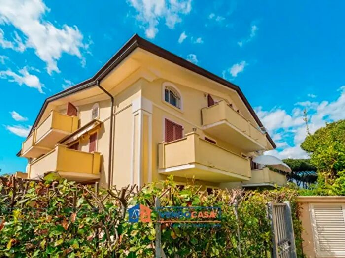 Appartamento trilocale in vendita in Via Gioacchino Rossini, Massa