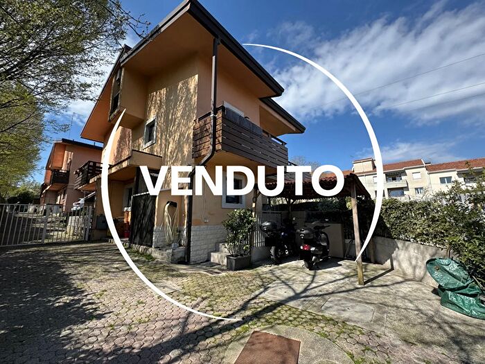 Casa bilocale in vendita in Via dei Salici, Trieste