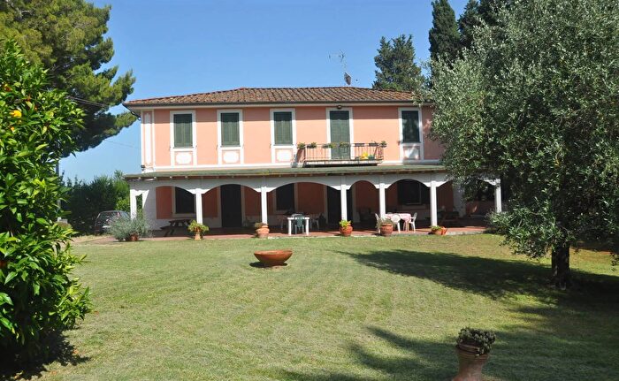 Casa con 15 locali in vendita in Collesalvetti