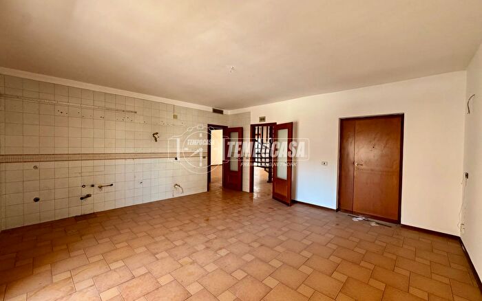 Appartamento con 5 locali in vendita in Via Gioacchino Rossini, Caserta