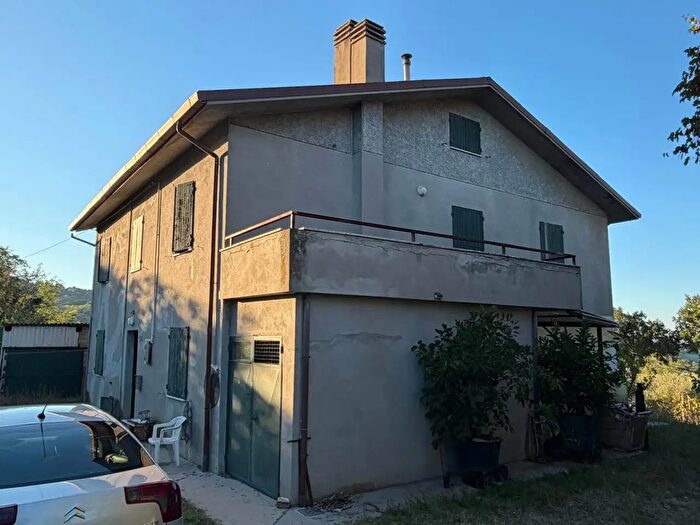 Casa con 10 locali in vendita in Cartoceto