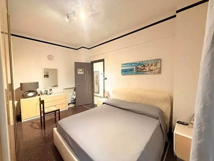 Appartamento trilocale in vendita in Via Carlo Orgiero, Genova