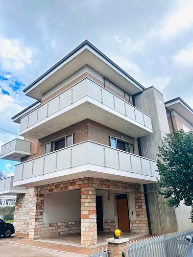 Appartamento con 7 locali in vendita in Via Savonarola, Senigallia