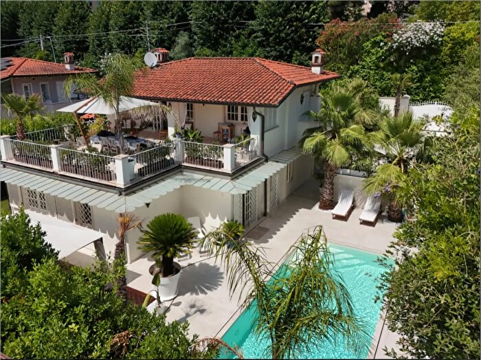 Casa con 7 locali in vendita in Pietrasanta