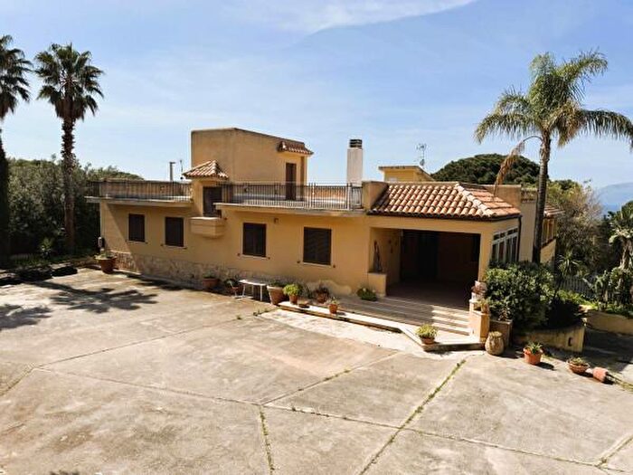 Casa con 6 locali in vendita in Terrasini