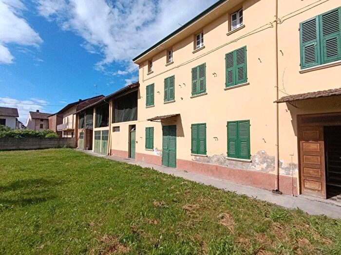 Casa con 7 locali in vendita in Piazza Giacomo Matteotti Predosa, Predosa