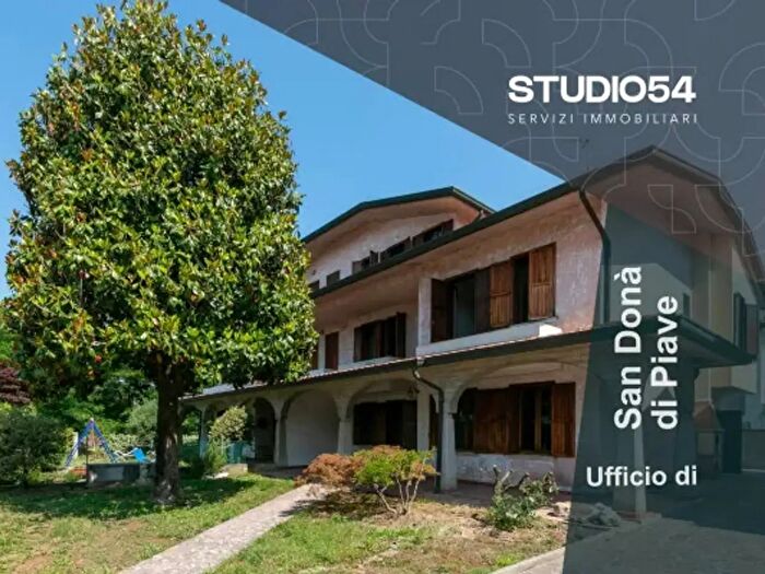 Casa con 6 locali in vendita in Via della Libertà, Paese