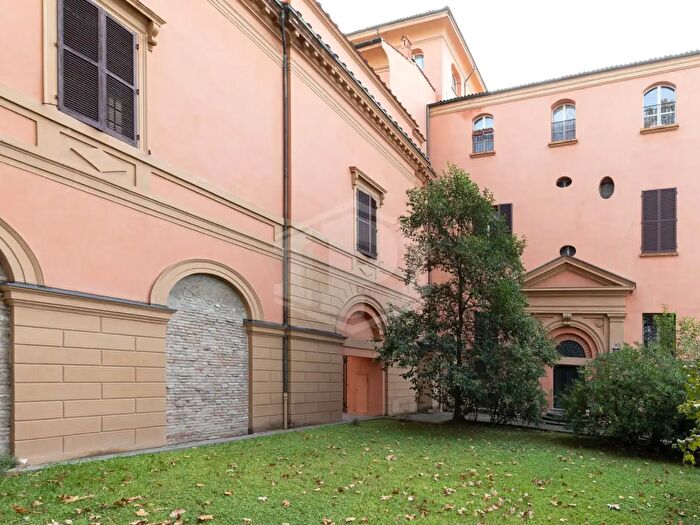 Appartamento quadrilocale in vendita in Via Barberia, Bologna