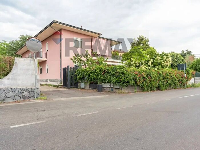 Appartamento con 5 locali in vendita in Via Armando Diaz l, Zafferana Etnea