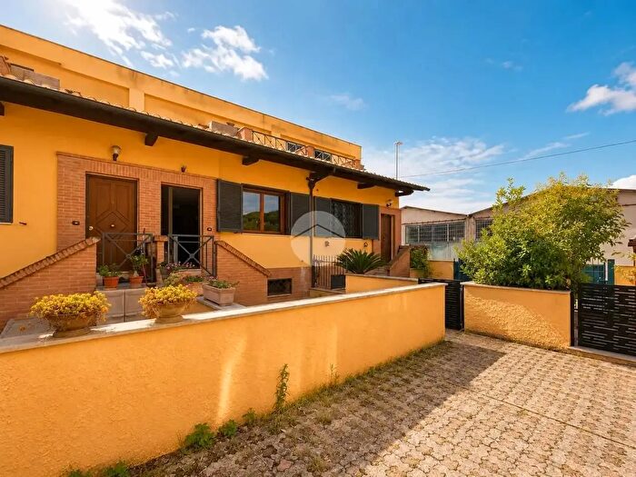 Casa quadrilocale in vendita in Via di Torre Branca, Roma