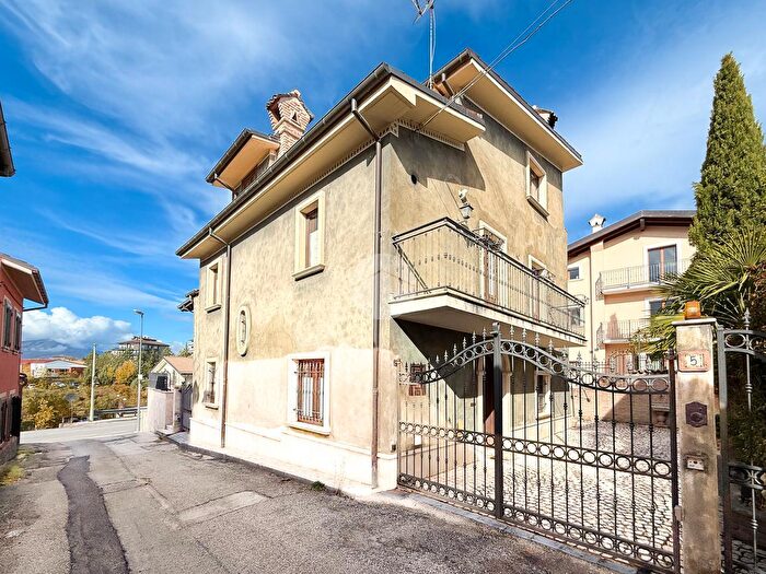 Casa con 7 locali in vendita in Via della Conduttura ª, LAquila