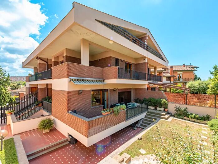 Casa con 6 locali in vendita in Via Francesco Bartolomeo Rastrelli, Roma