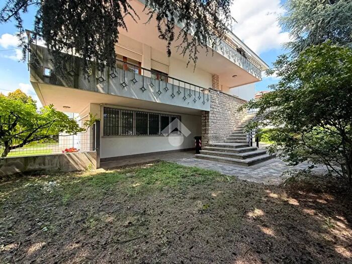Casa quadrilocale in vendita in Viale Verona, Rovigo