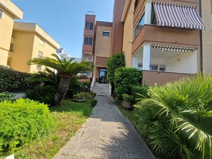 Appartamento con 6 locali in vendita in Via Antonio Ligabue, Latina