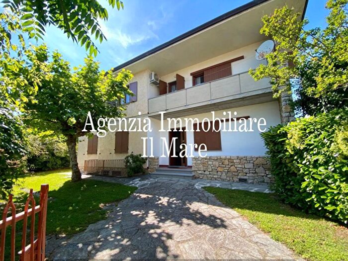 Appartamento con 6 locali in affitto in Via Giuseppe Viner No Number, Centro, Forte dei Marmi