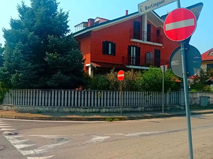 Casa con 6 locali in vendita in Buono Stato M, Trofarello