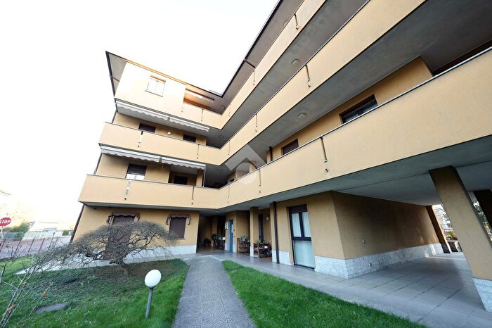 Appartamento trilocale in vendita in Via G Leopardi, Macherio