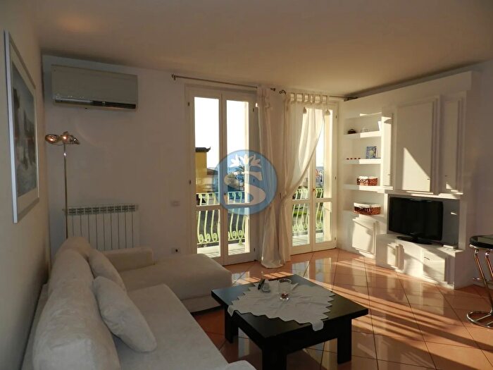 Appartamento con 5 locali in affitto in Pietrasanta