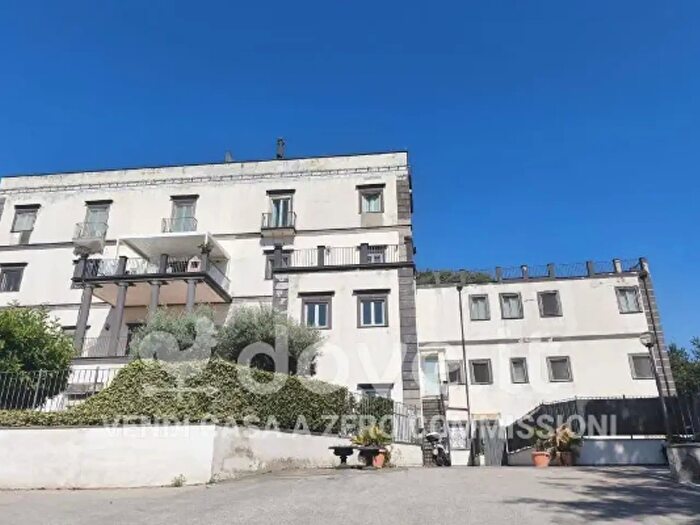 Appartamento trilocale in vendita in Via Macedonia, Napoli