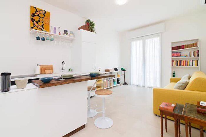 Appartamento trilocale in affitto in Via Giacinto Bruzzesi, Giambellino, Milano
