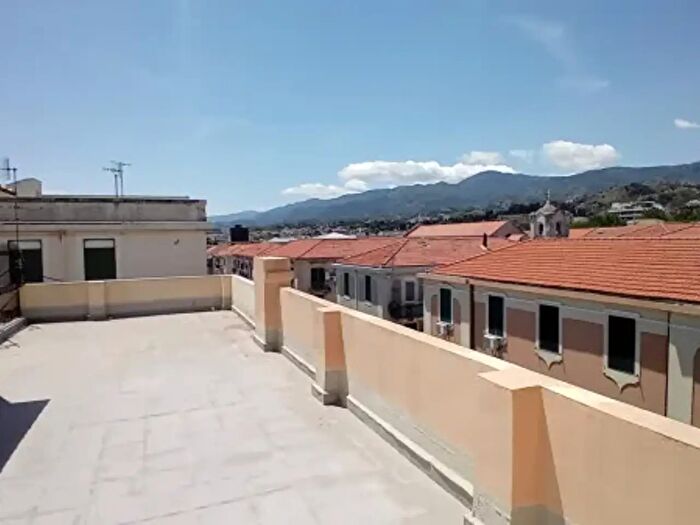 Appartamento trilocale in vendita in Via Lombardia, Messina