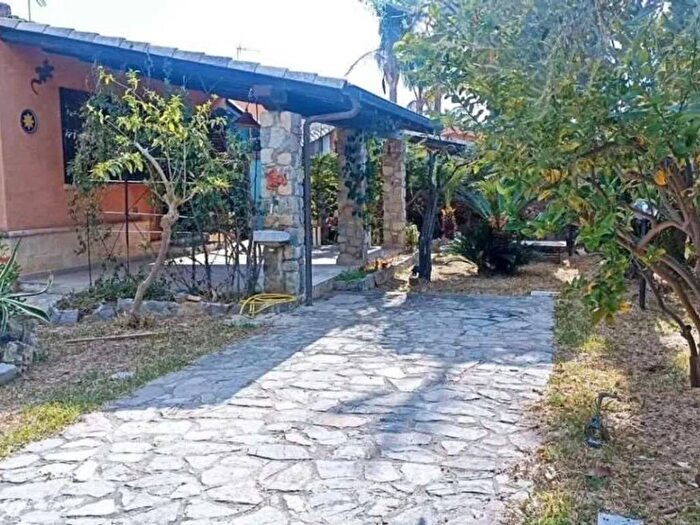 Casa quadrilocale in affitto in Viale San Francesco, Campofelice di Roccella