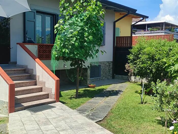 Casa con 5 locali in vendita in Luni