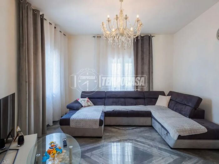 Casa con 6 locali in vendita in Via Nazionale Ozzano Taro, Collecchio