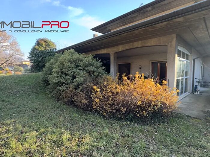 Casa con 6 locali in vendita in Viale Europa, Velo DAstico