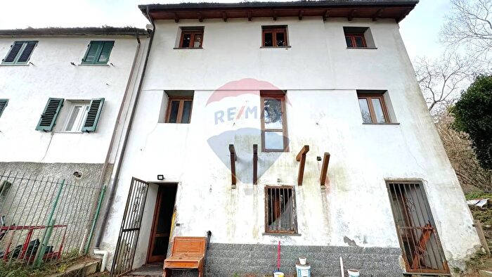 Casa quadrilocale in vendita in Frazione Sanguinara, Lumarzo