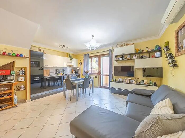 Appartamento trilocale in vendita in Via di Lunghezza, Roma