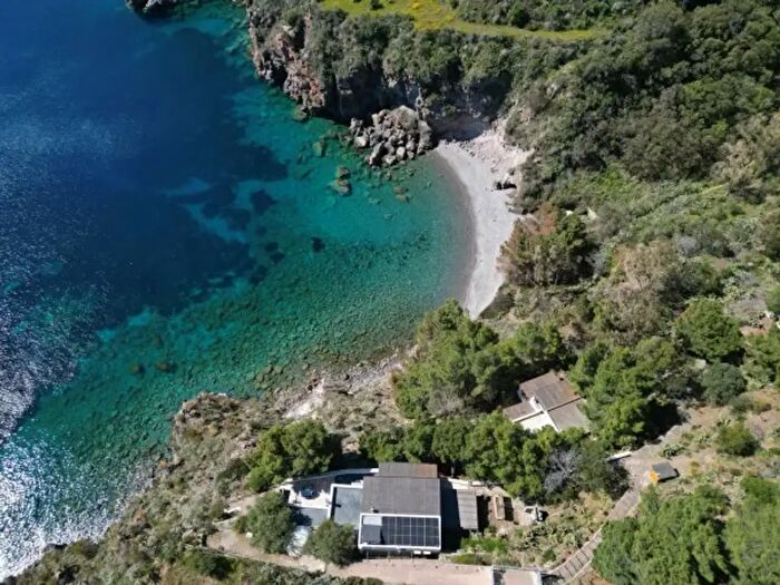 Casa con 6 locali in vendita in Contrada Capistello, Lipari
