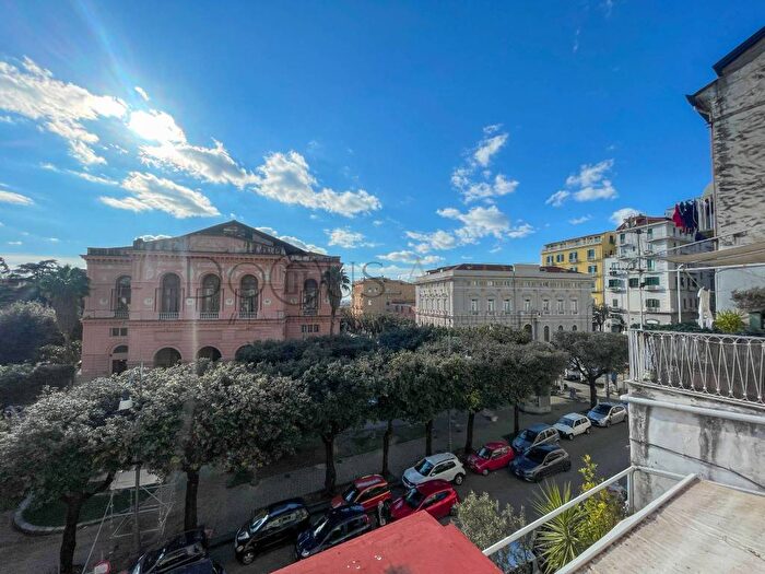 Appartamento bilocale in affitto in Piazza Matteo Luciani, Centro Storico Teatro Verdi, Salerno