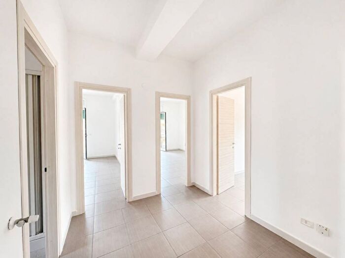 Appartamento con 5 locali in affitto in Via Fuorigrotta, Fuorigrotta, Napoli
