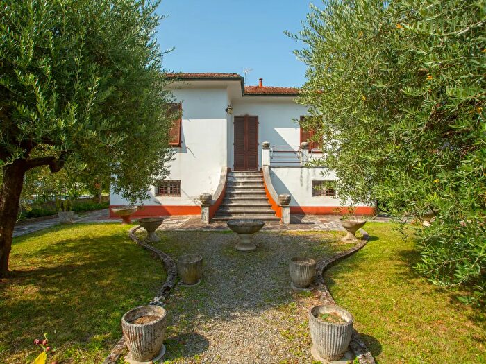 Casa con 9 locali in vendita in Lucca