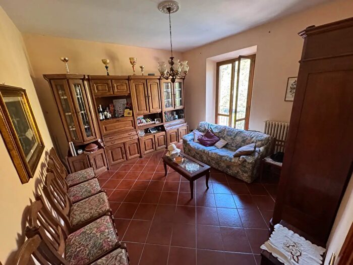 Casa con 10 locali in vendita in Via del Bisenzio, Vernio