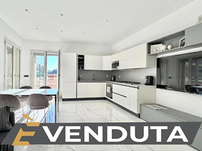 Appartamento trilocale in vendita in Viale del Poggio di Capodimonte, Napoli