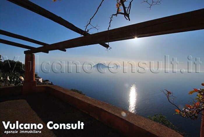 Casa trilocale in vendita in Via Maggio, Lipari