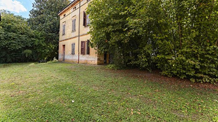 Casa con 20 locali in vendita in Strada Villanova, Modena