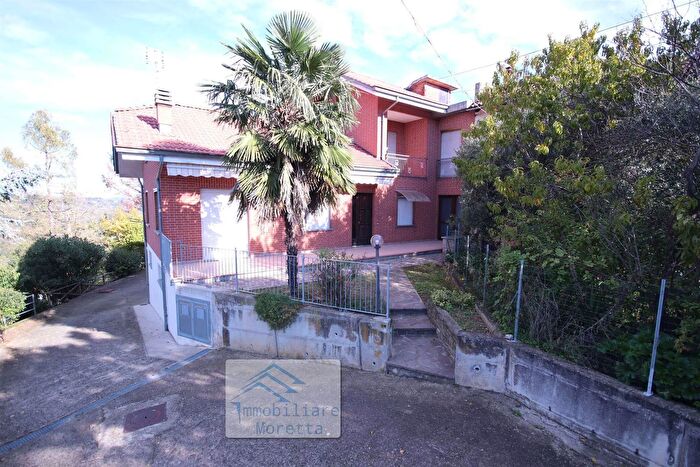 Casa con 8 locali in vendita in Rodello, Rodello