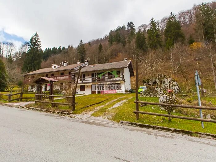 Appartamento con 5 locali in vendita in Località Pezzeda, Barcis