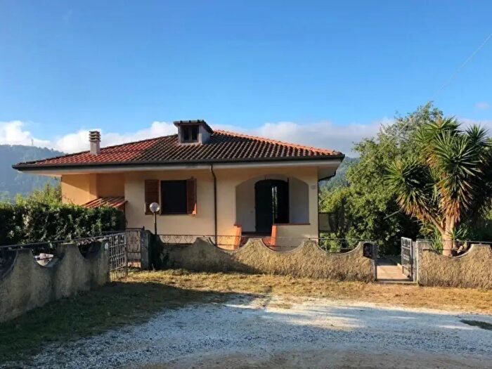 Casa con 10 locali in vendita in Camaiore