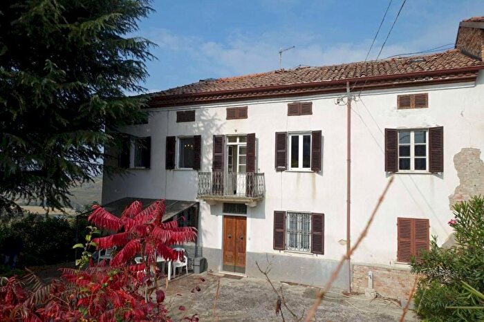 Casa con 8 locali in vendita in Via Giacomo Bove, Maranzana