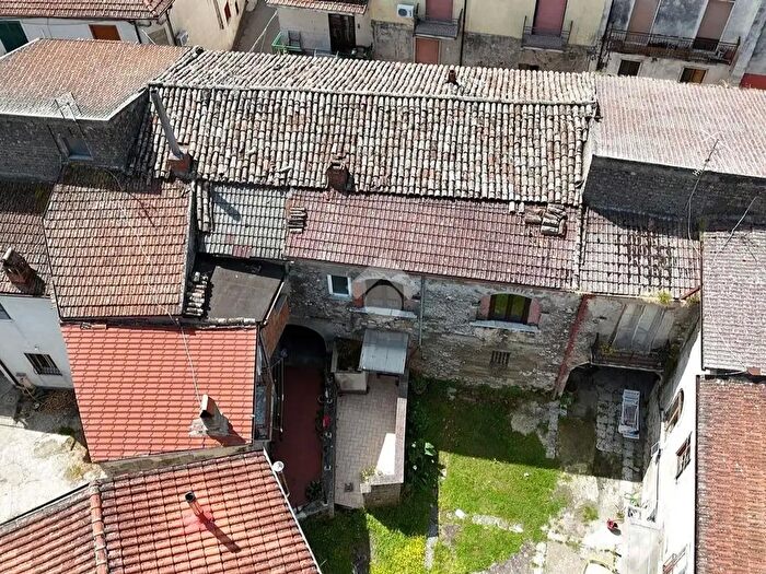 Casa quadrilocale in vendita in Via Curielli, Cervinara