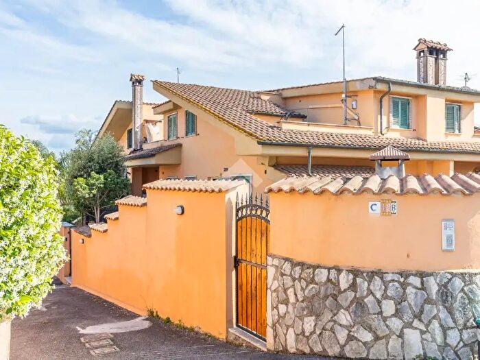 Casa bilocale in vendita in Via Oricola, Guidonia Montecelio