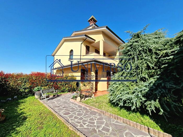 Casa con 5 locali in vendita in Via Giacomo Puccini Retorbido, Retorbido