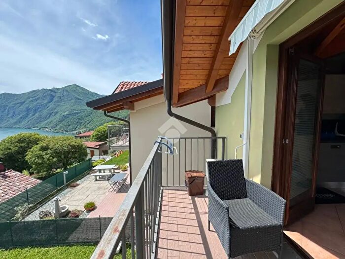 Appartamento trilocale in affitto in Via IV Novembre, Riva Di Solto