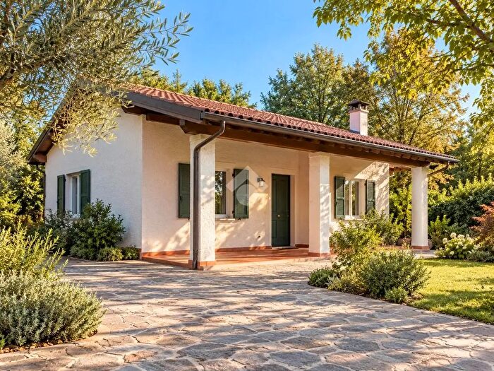 Casa quadrilocale in vendita in Viale dei Martiri, Valsamoggia