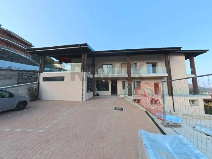 Appartamento bilocale in vendita in Via Ponte Tresa, Cadegliano Viconago