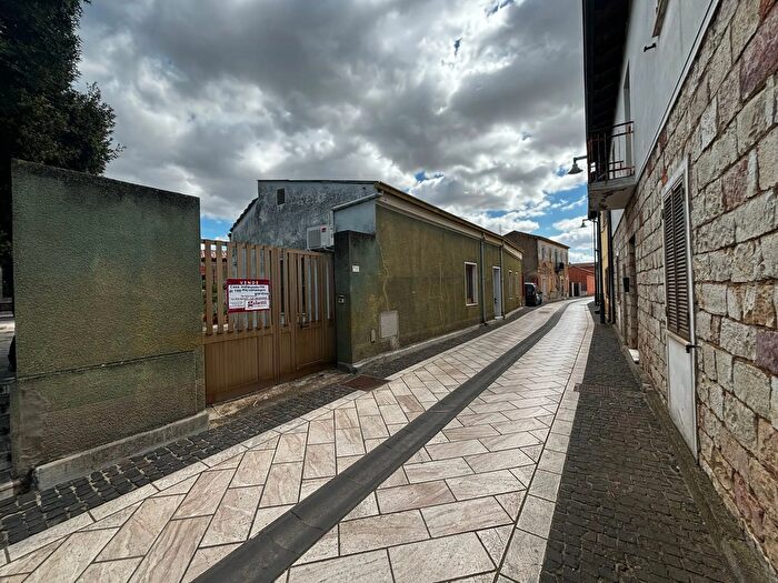 Casa con 9 locali in vendita in Via Salvo dAcquisto, Vallermosa